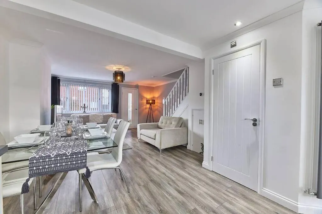 Long Stays - Cosy 3Br - Newcastle Retreat - Rvi & City Centre - Garden - Parking - Near High Street Newcastle-upon-Tyne