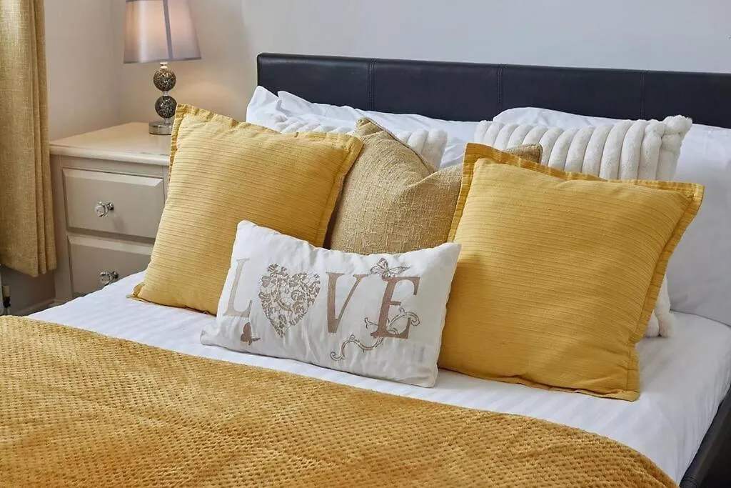 Long Stays - Cosy 3Br - Newcastle Retreat - Rvi & City Centre - Garden - Parking - Near High Street 0*, Newcastle-upon-Tyne Storbritannien