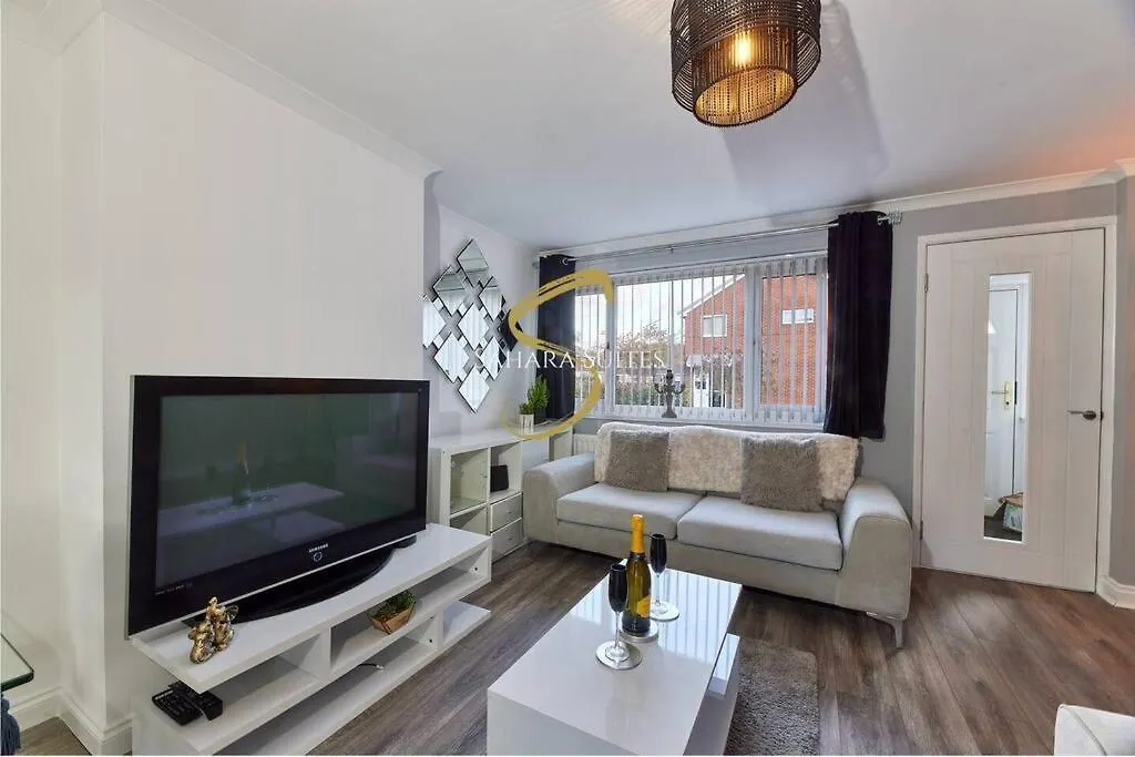 Long Stays - Cosy 3Br - Newcastle Retreat - Rvi & City Centre - Garden - Parking - Near High Street 0*, Newcastle-upon-Tyne